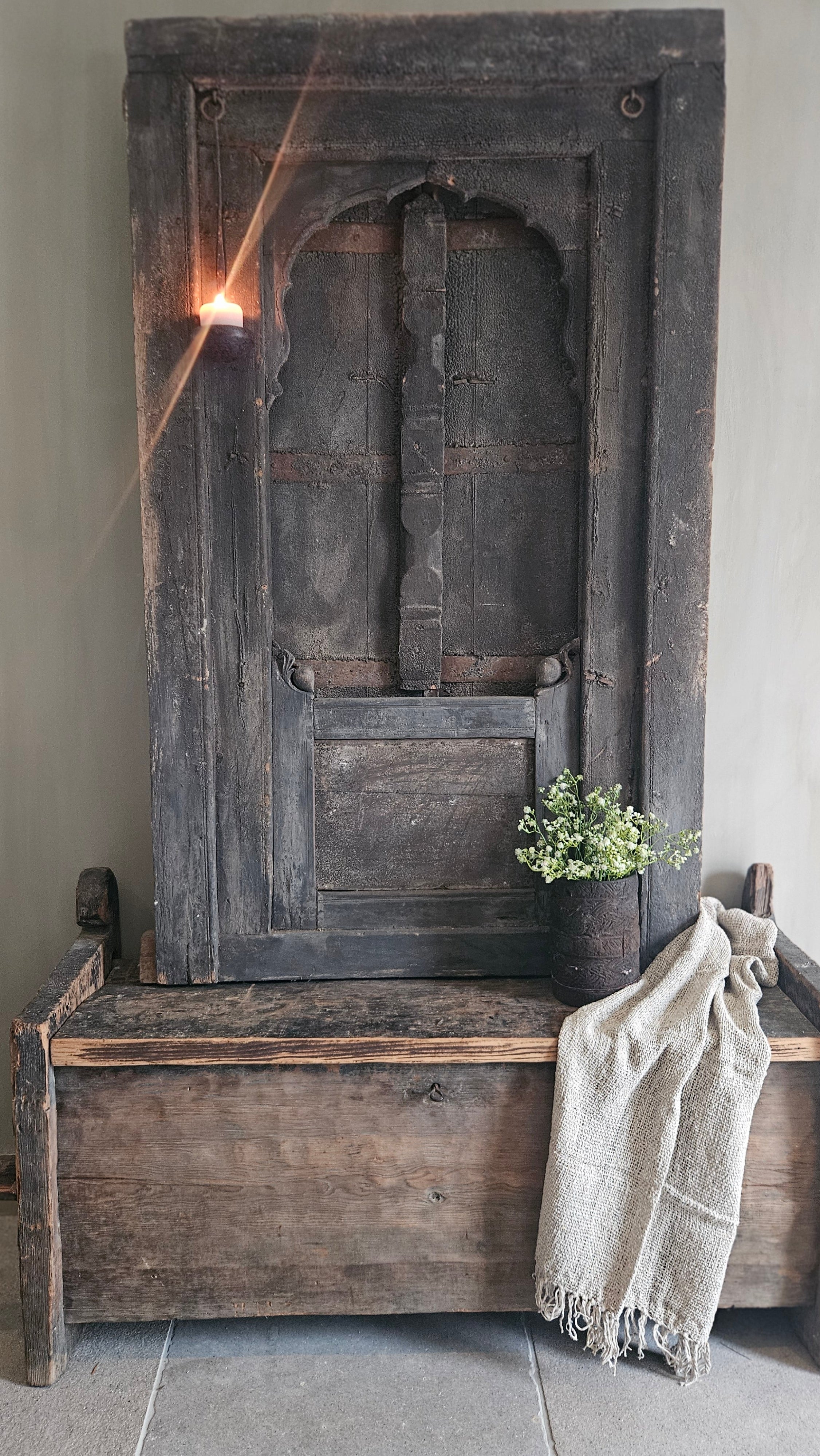 Deur India met donker patina