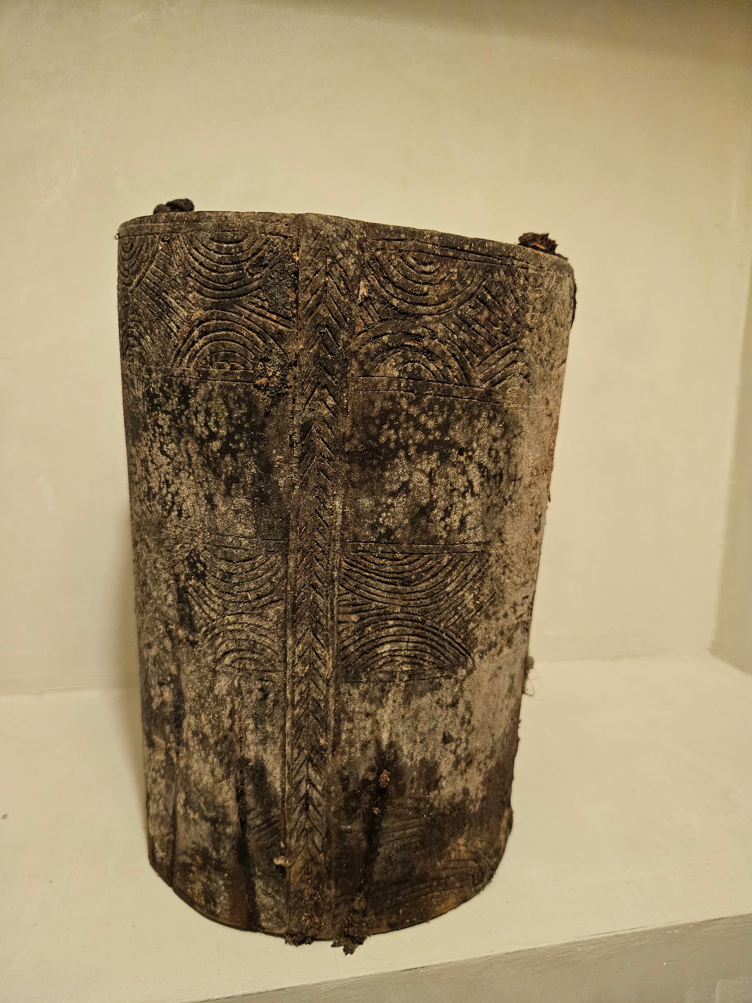 Houten emmer met snijwerk