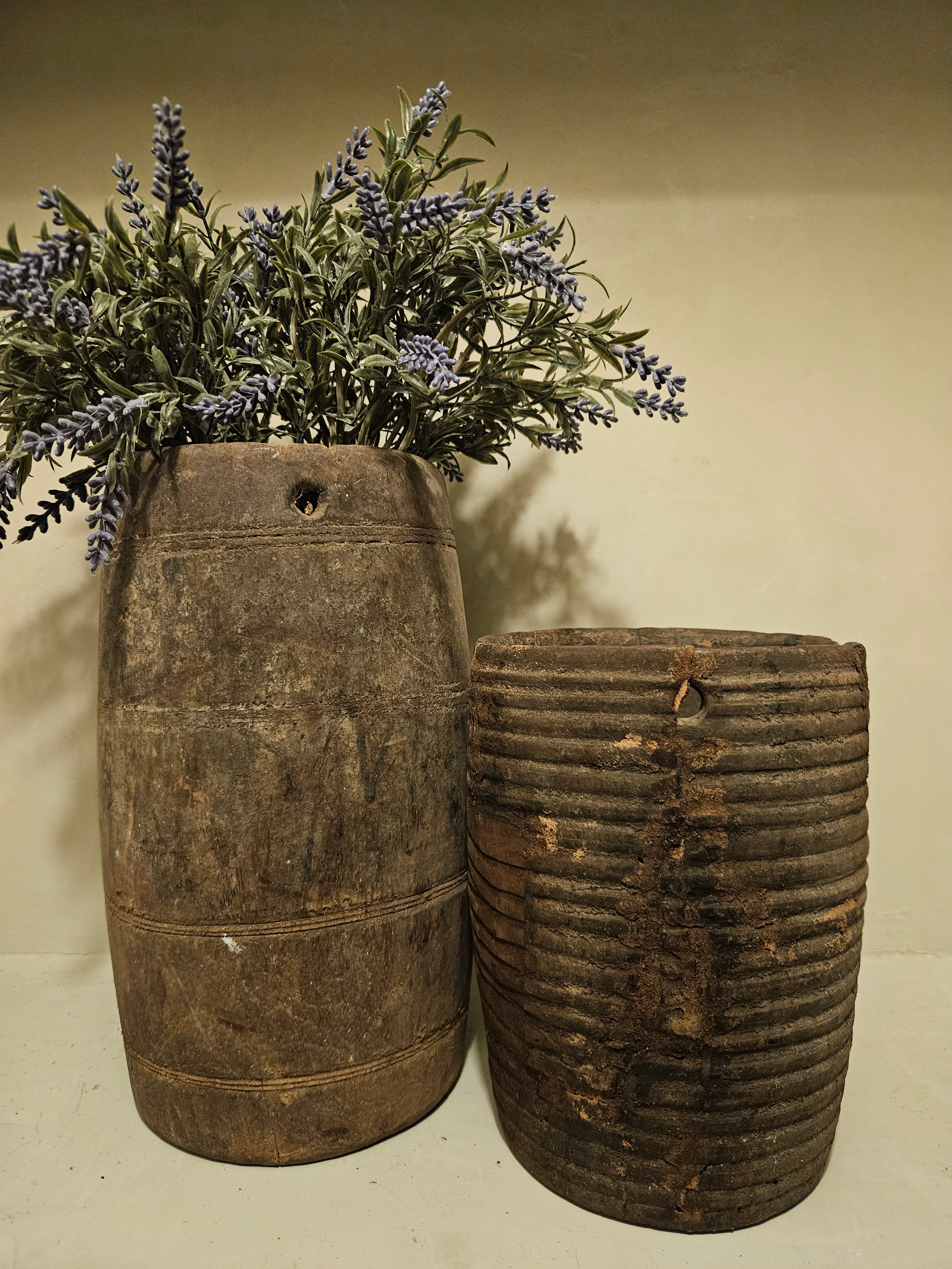 Houten pot met donker patina