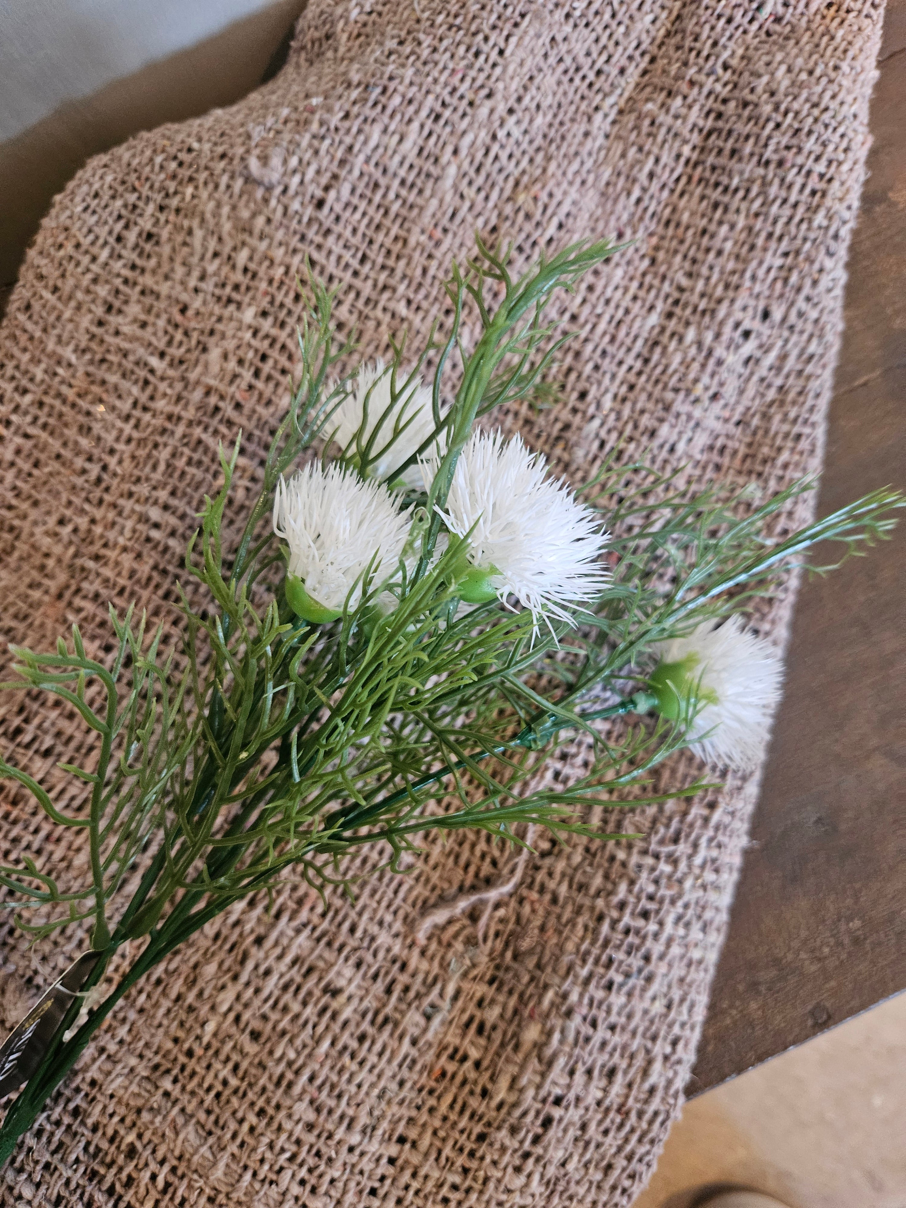Witte kunstbloemen landelijk