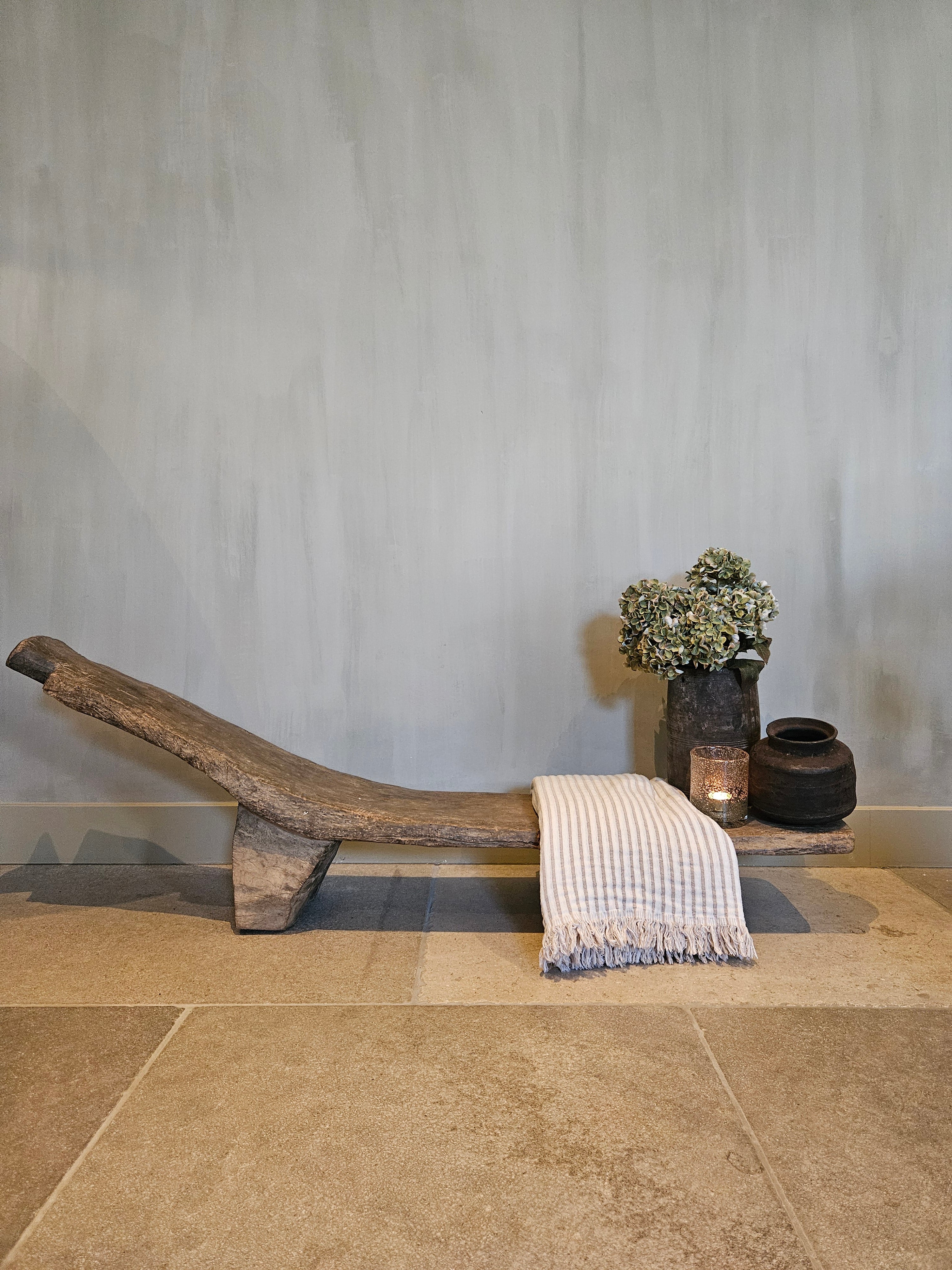 Afrikaans houten bankje met verweerde look