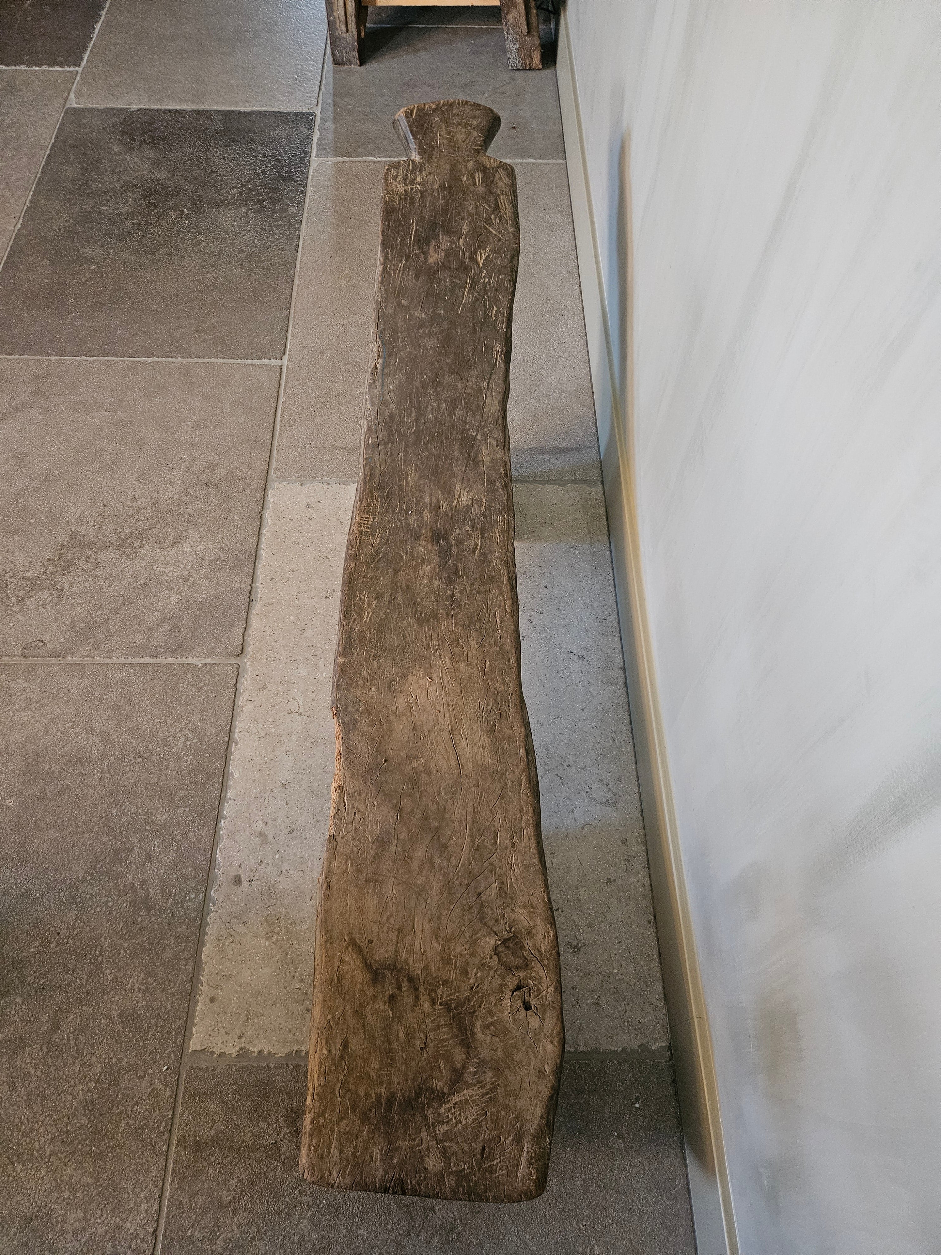 Sobere houten bank in landelijke stijl
