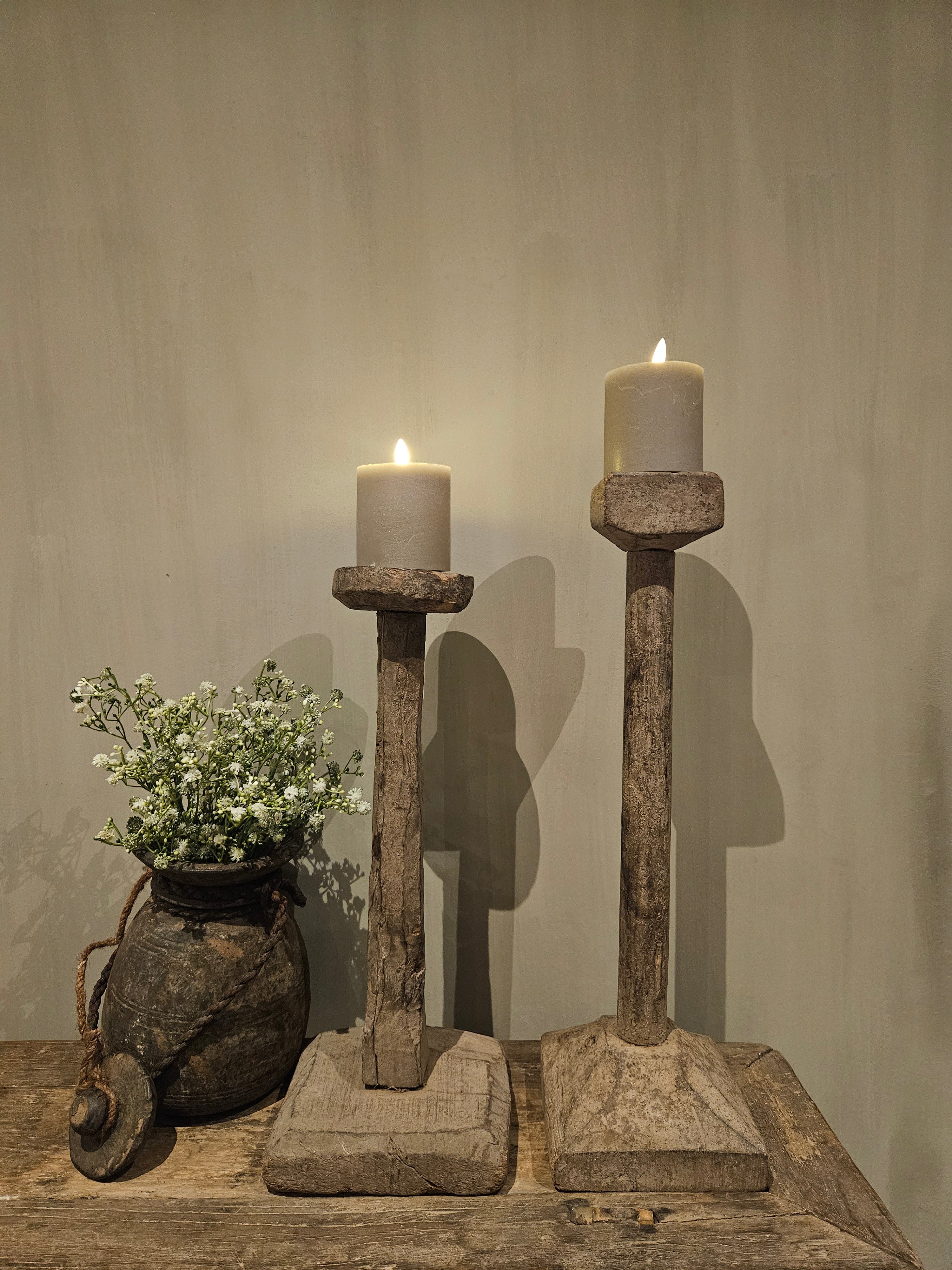 Sobere houten kandelaar