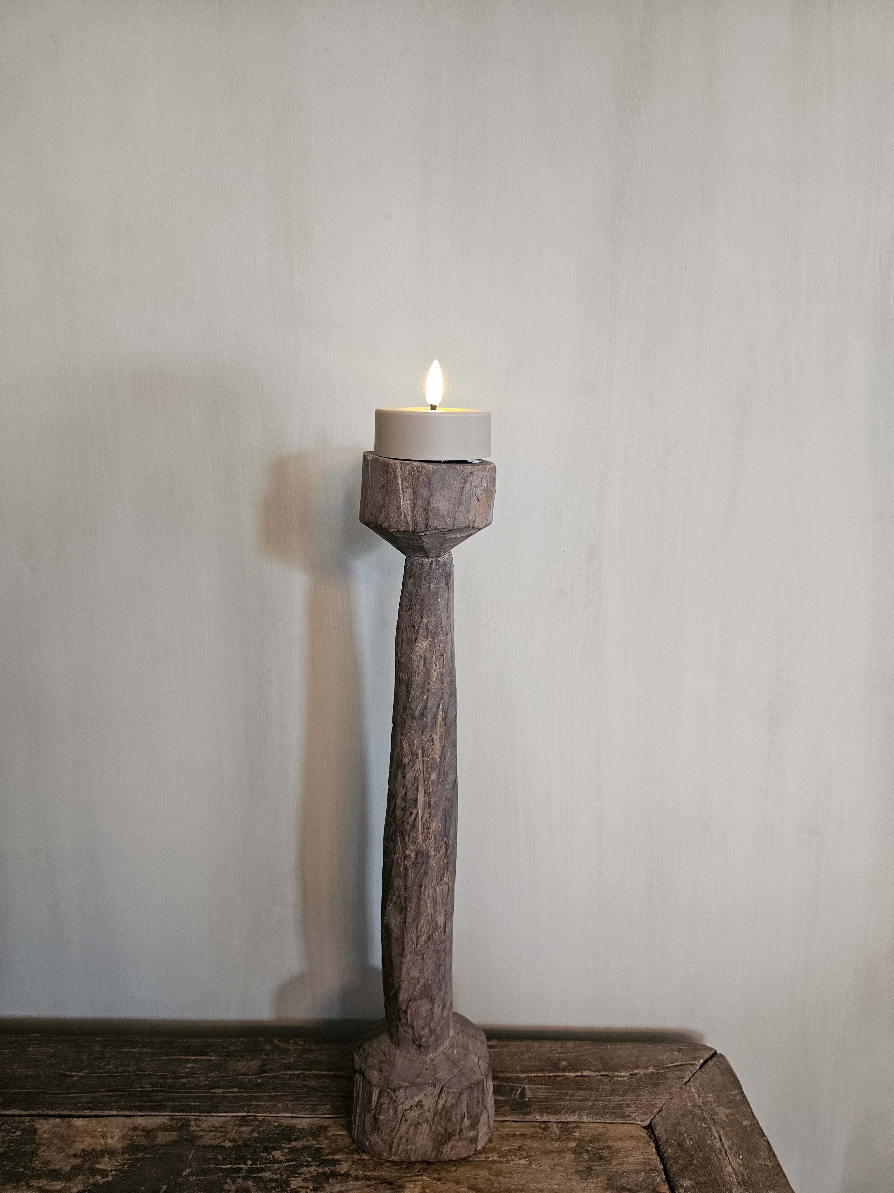 kandelaar van doorleefd hout