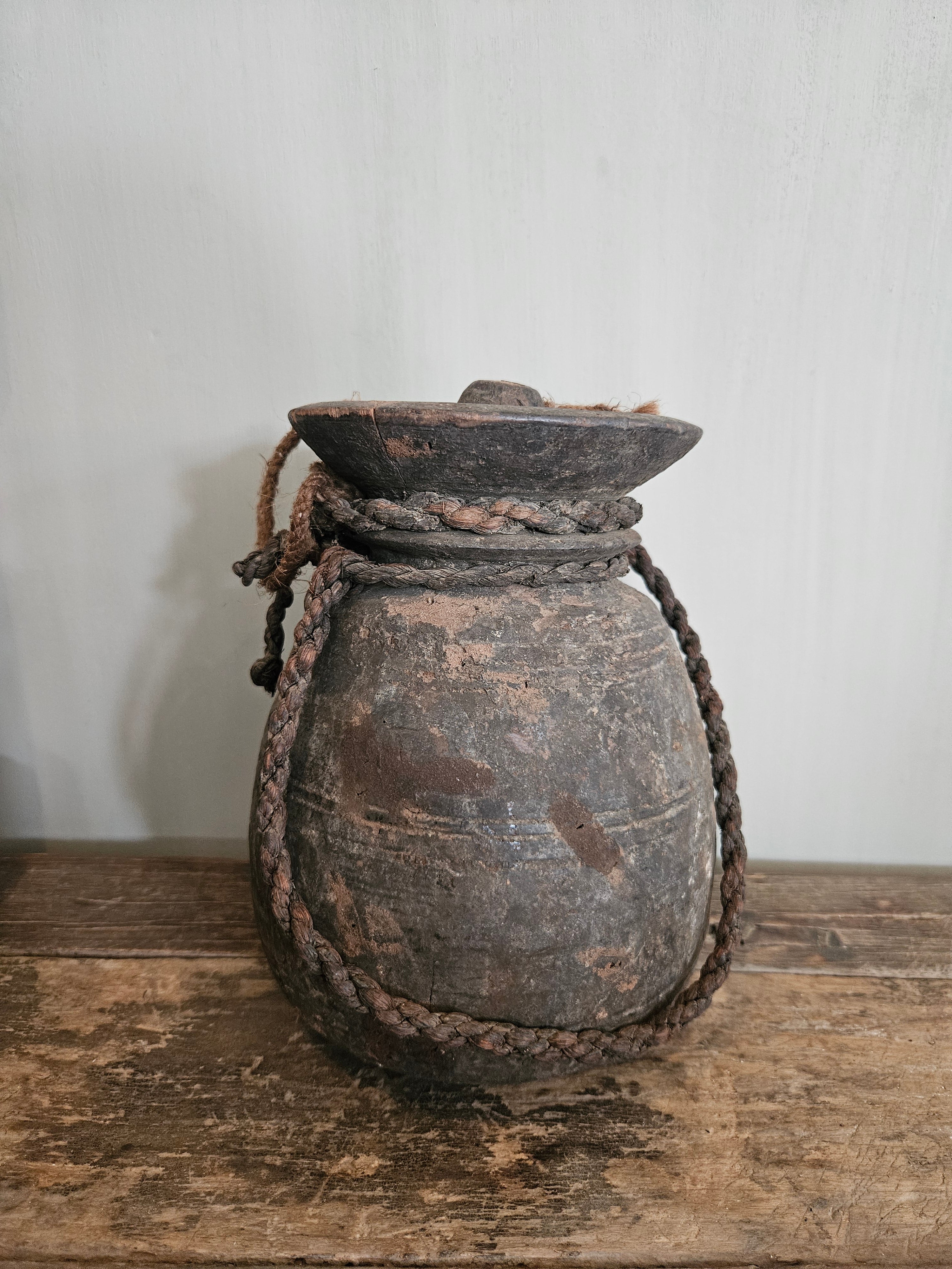Sobere Nepalese houten kruik