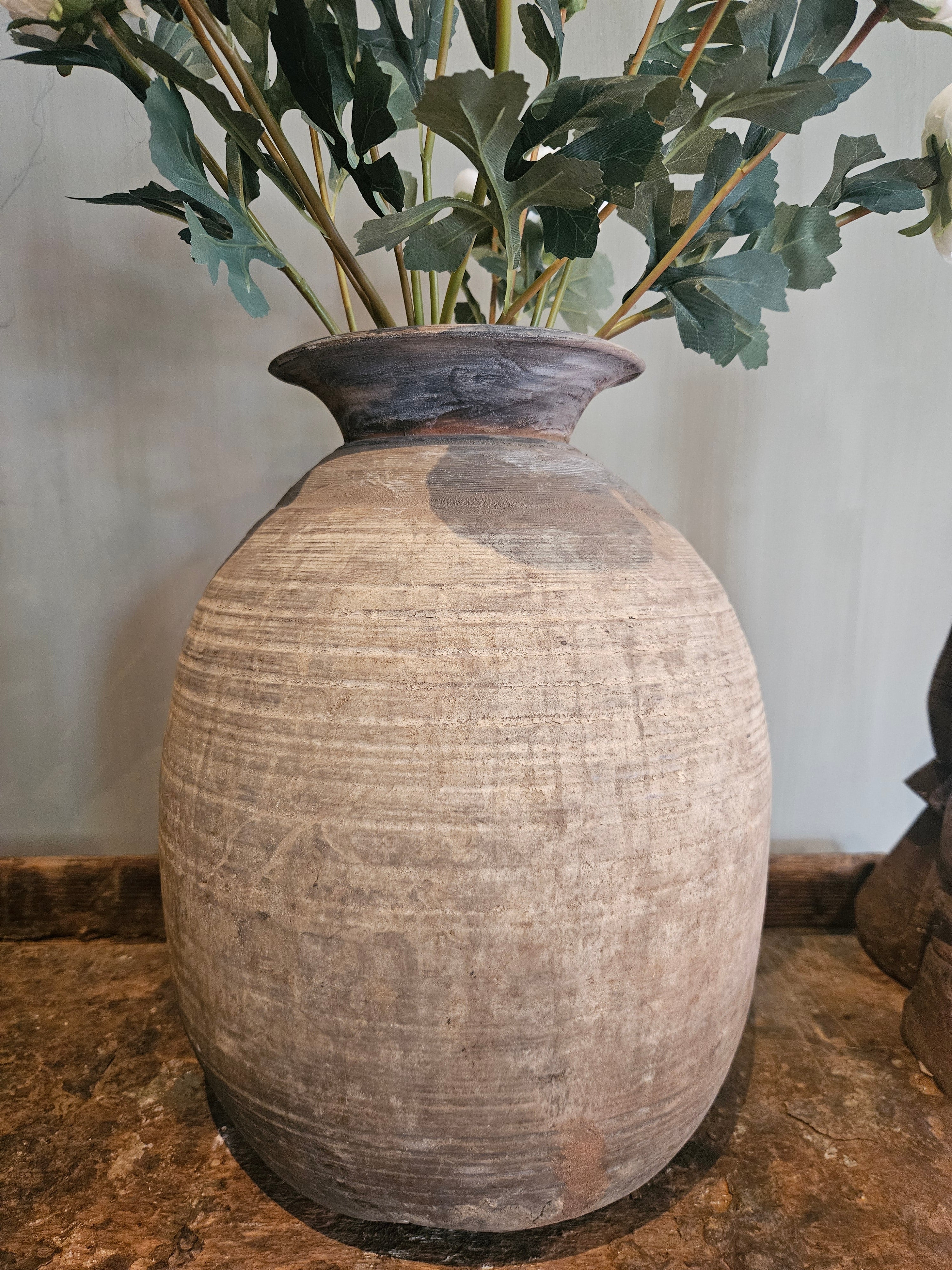 Nepalese pot van doorleefd hout