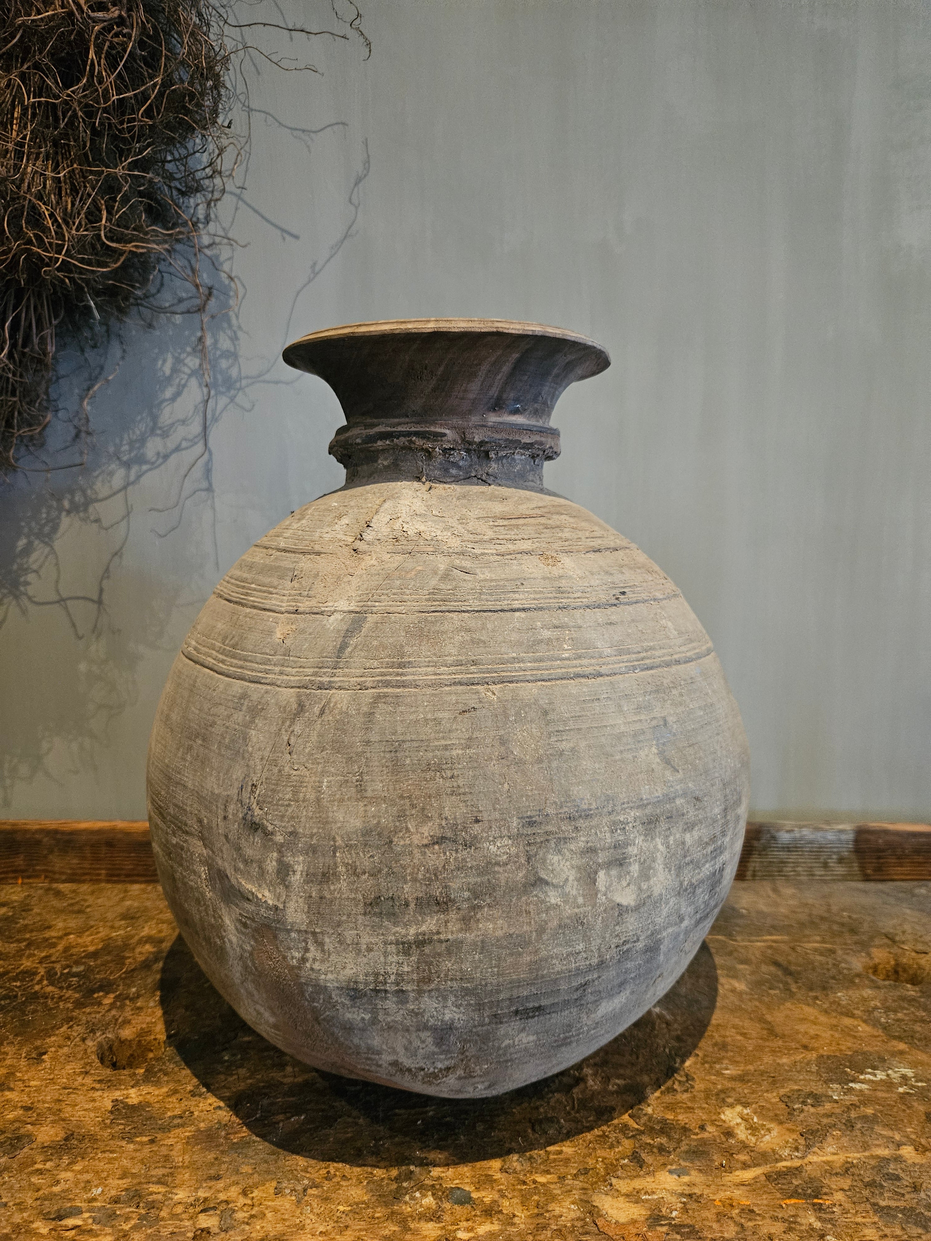 Houten Nepalese kruik voor een sober landelijk interieur