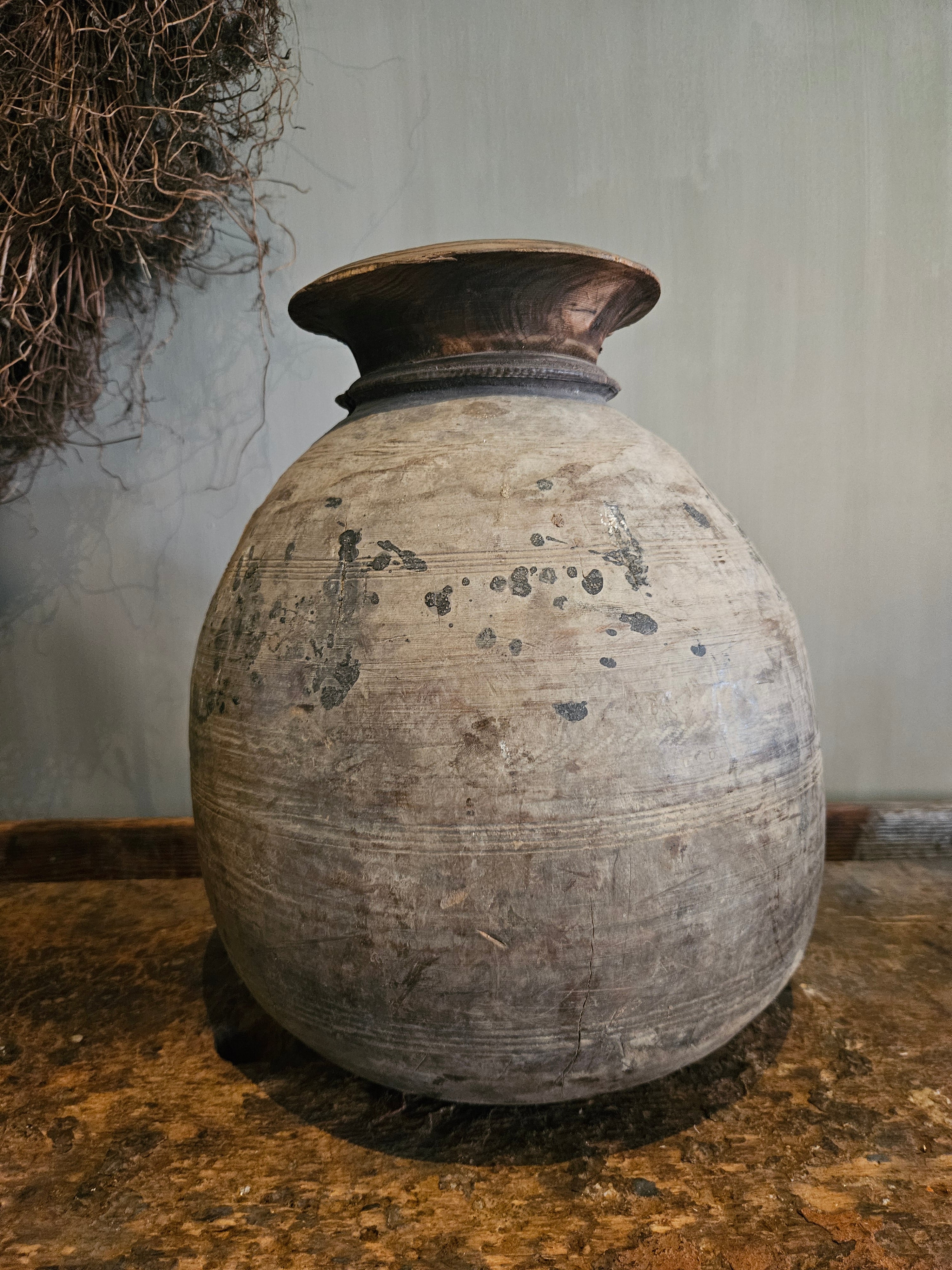 Nepalese pot van doorleefd hout