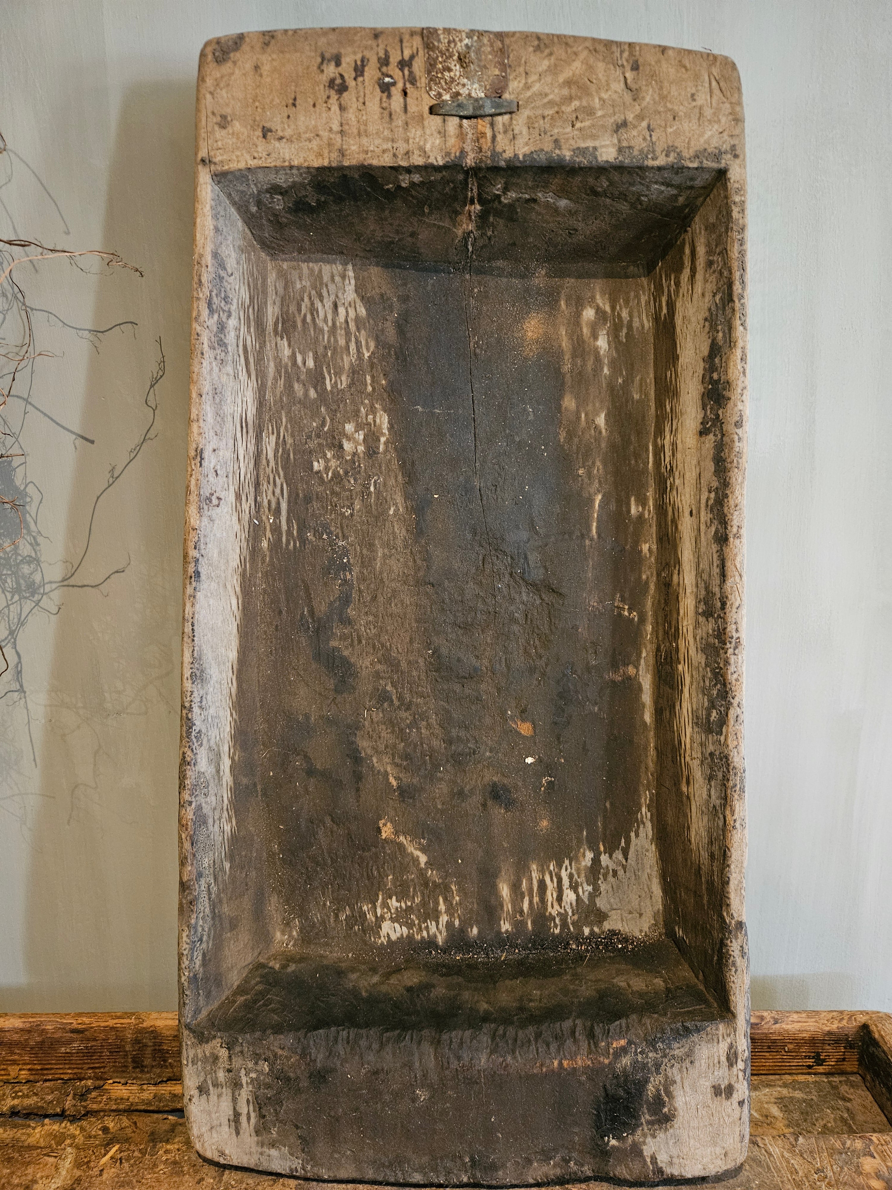 Grote houten trog met doorleefde uitstraling