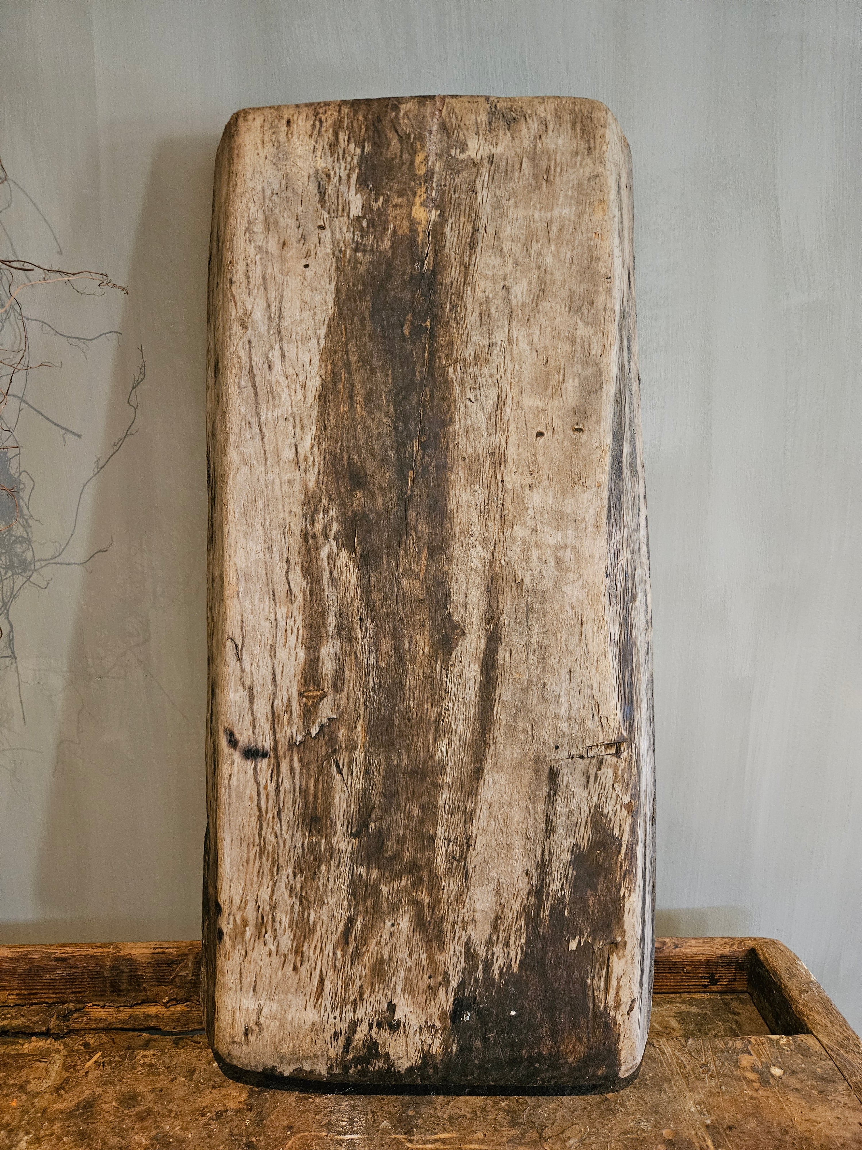 Robuuste houten trog voor een sober landelijk interieur