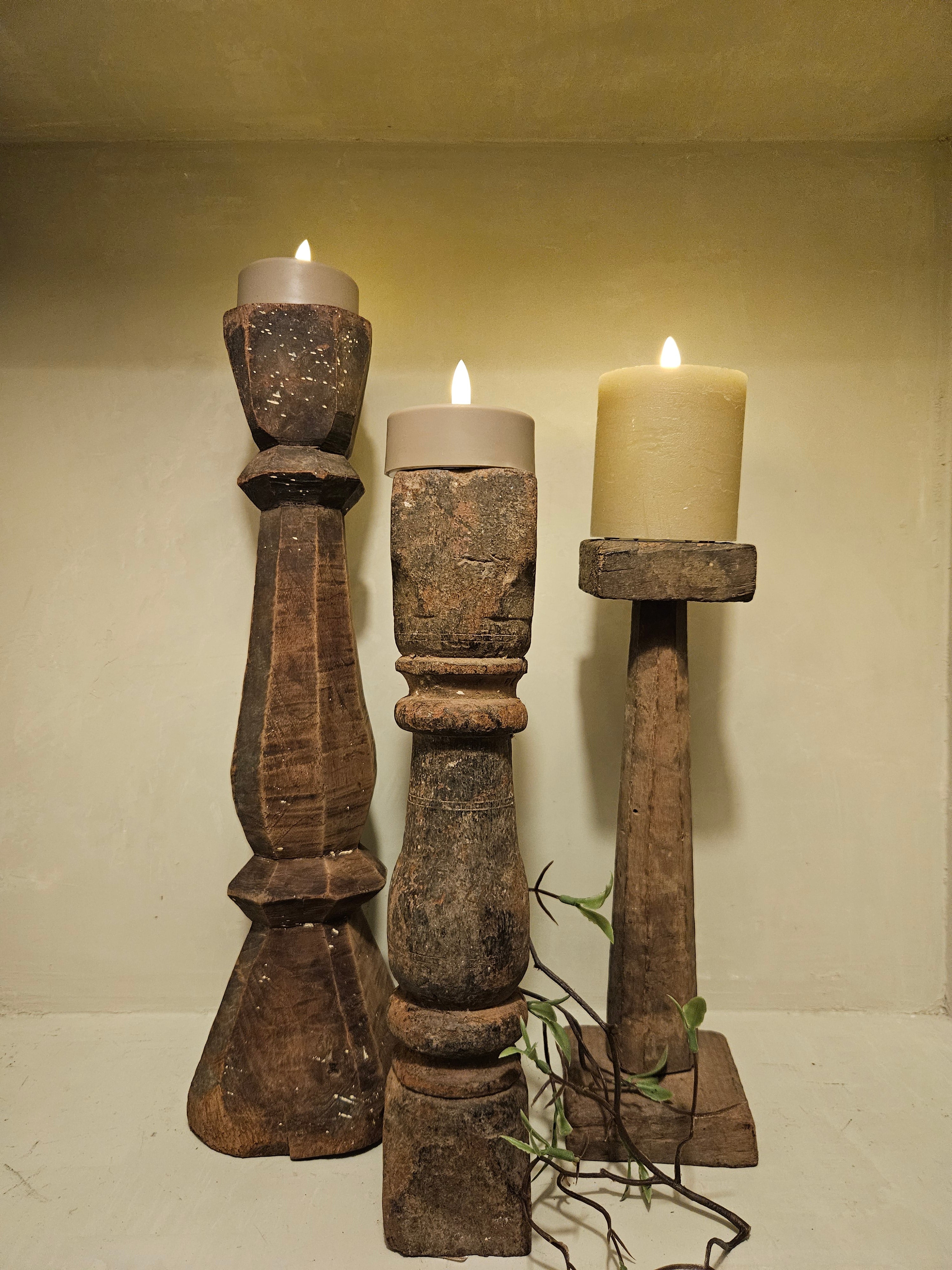 Authentieke Naga kandelaar van hout