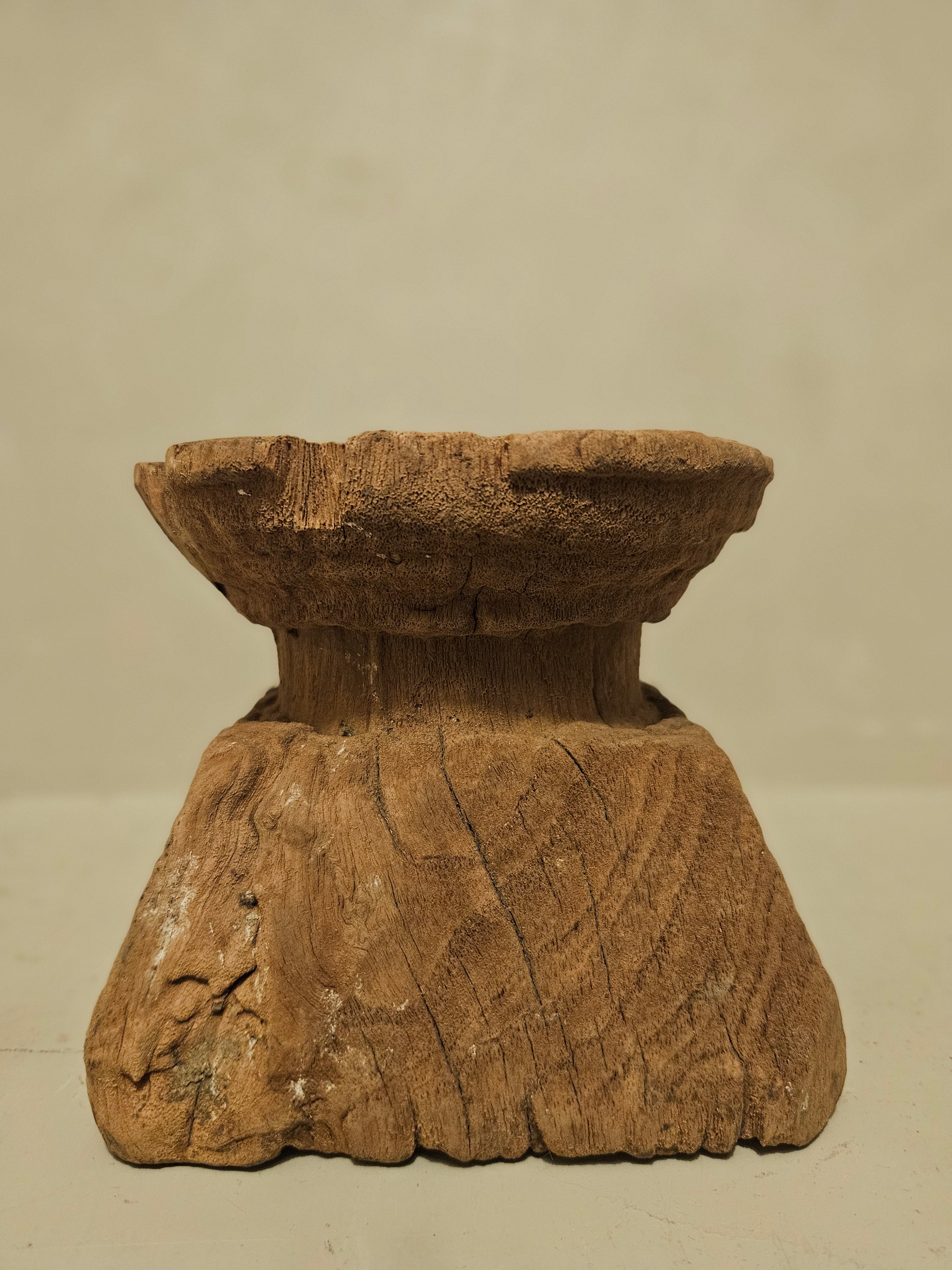 Houten poer kandelaar