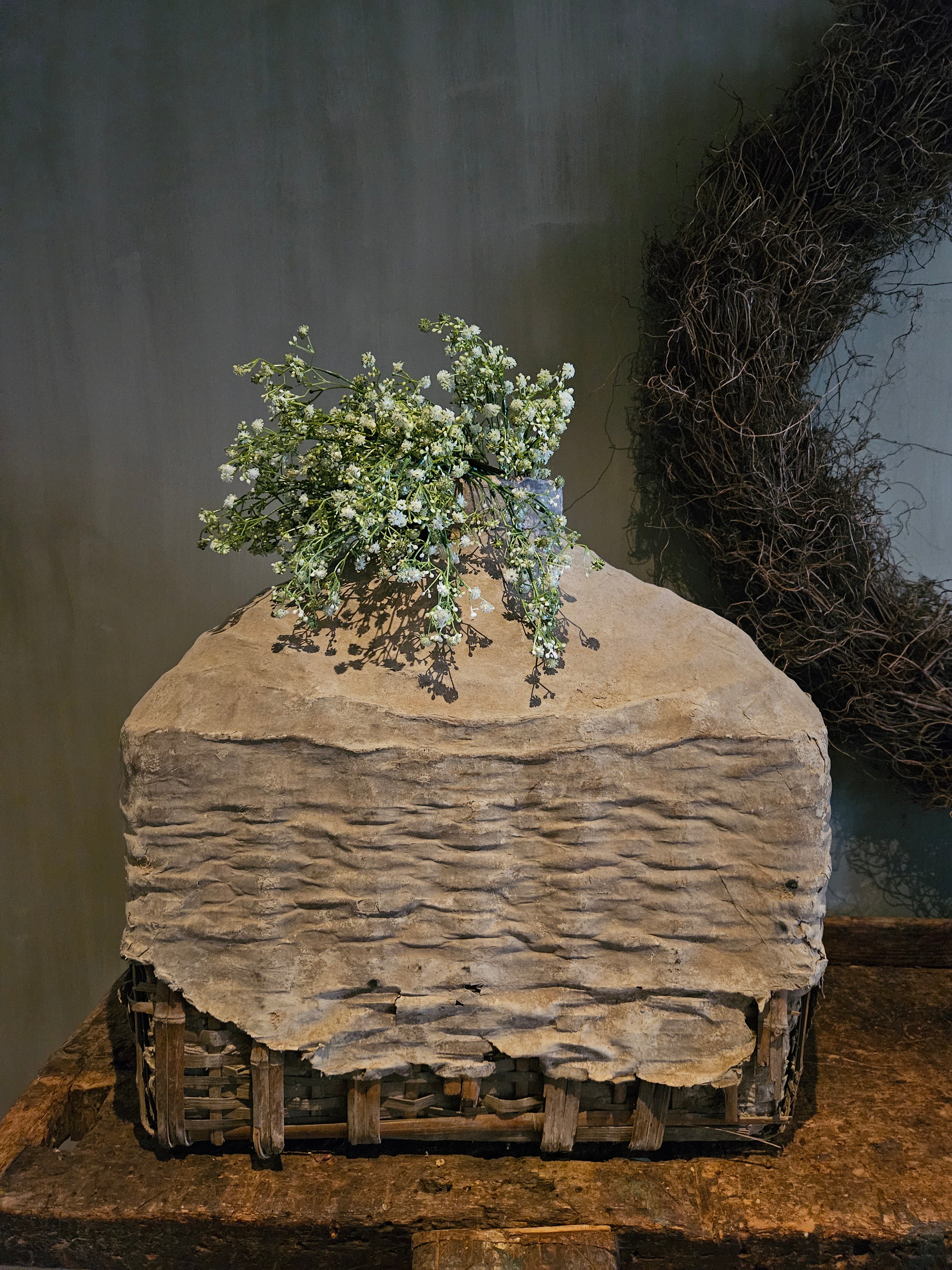 grote leemmand landelijk interieur