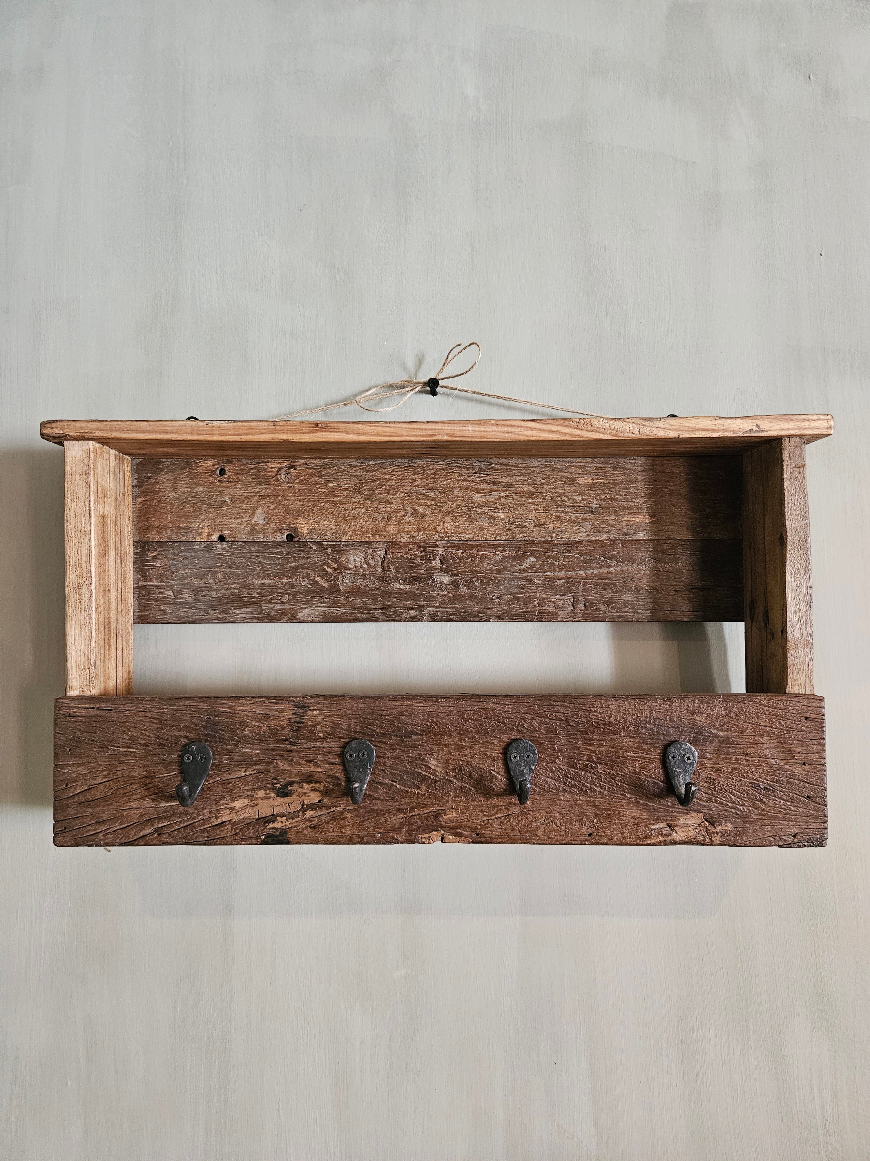 Houten wandrekje