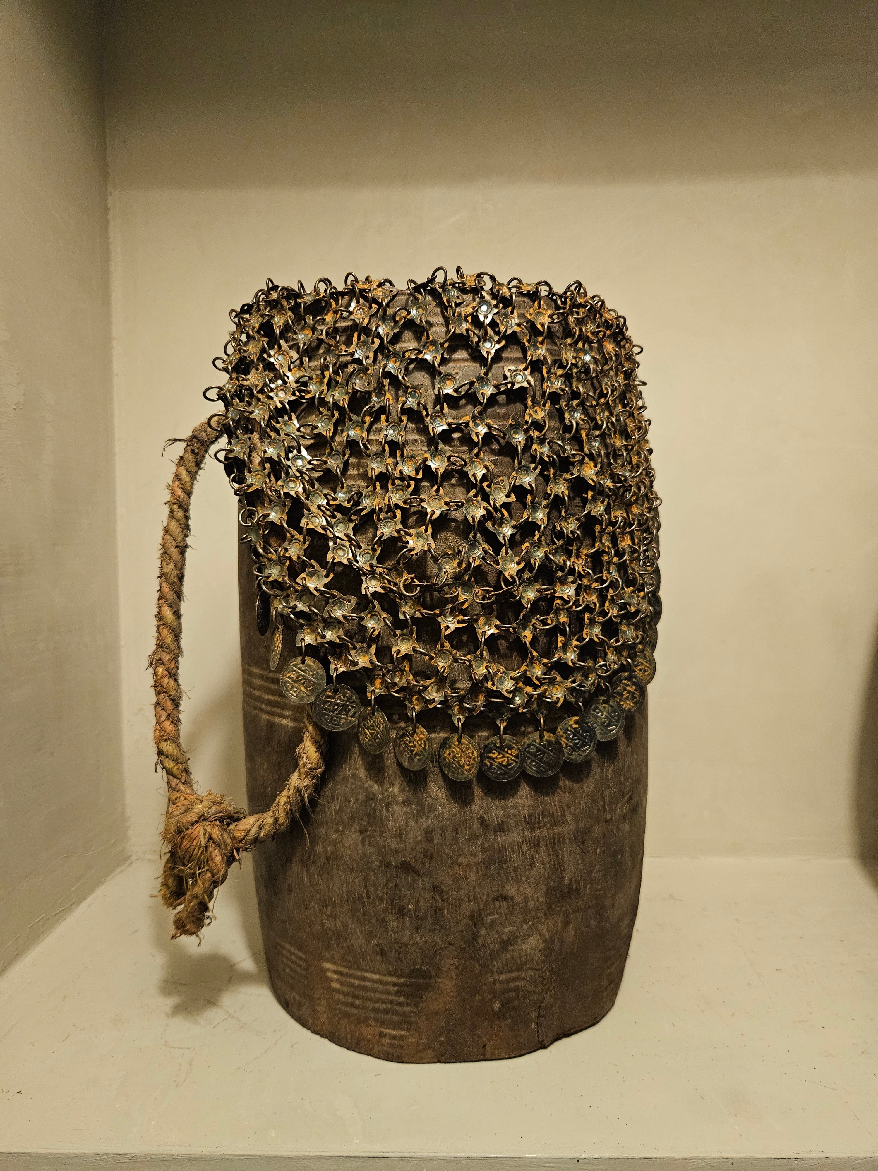 Nepalese pot van doorleefd hout