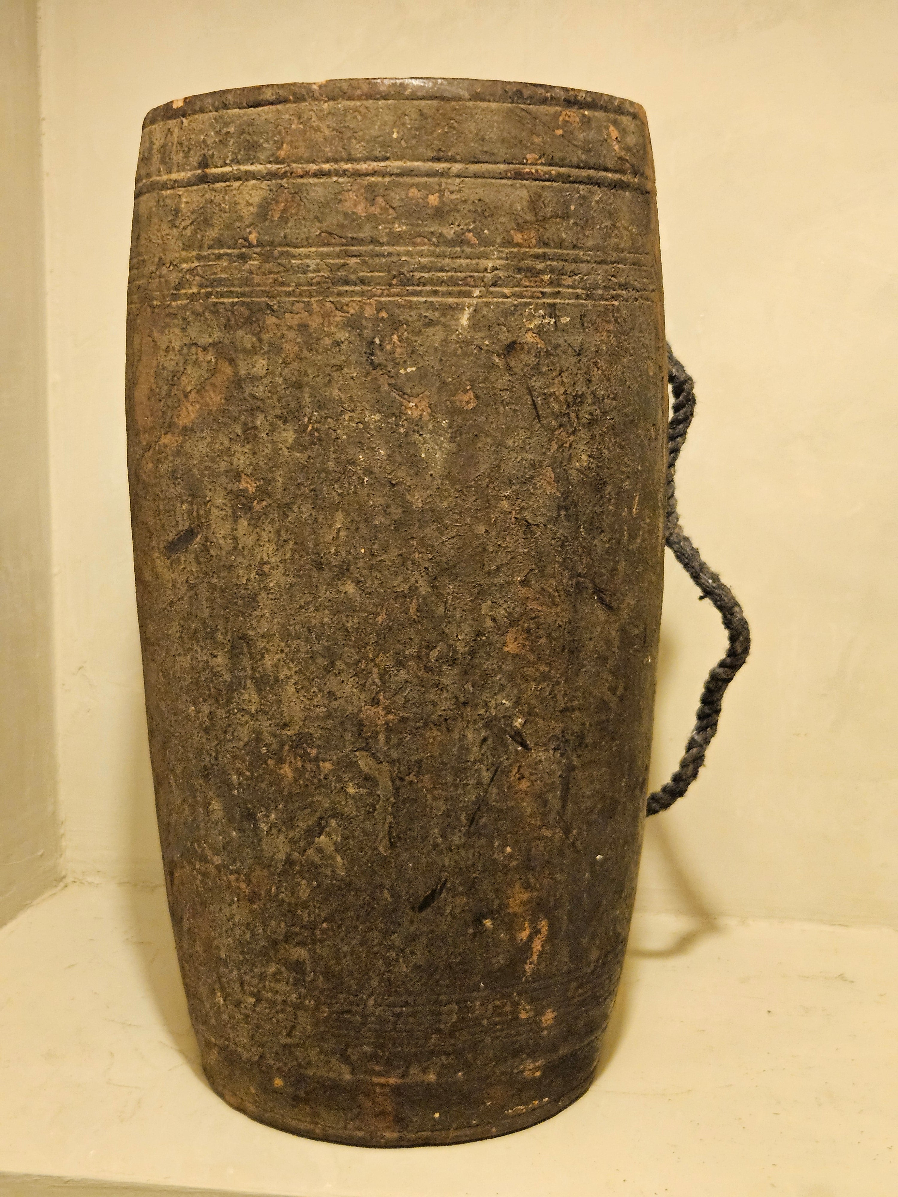 Nepalese pot met touw