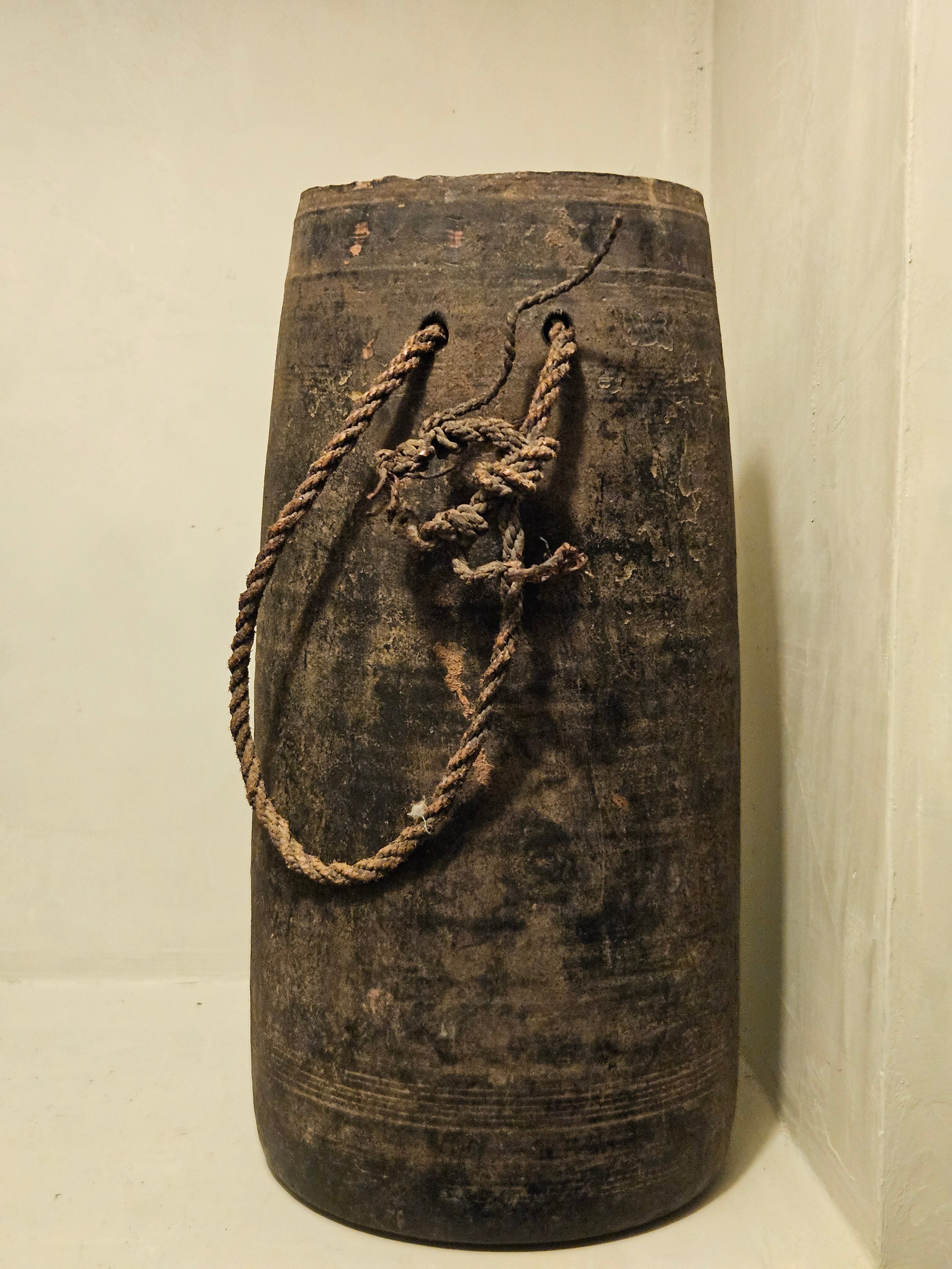 Nepalese pot met touw
