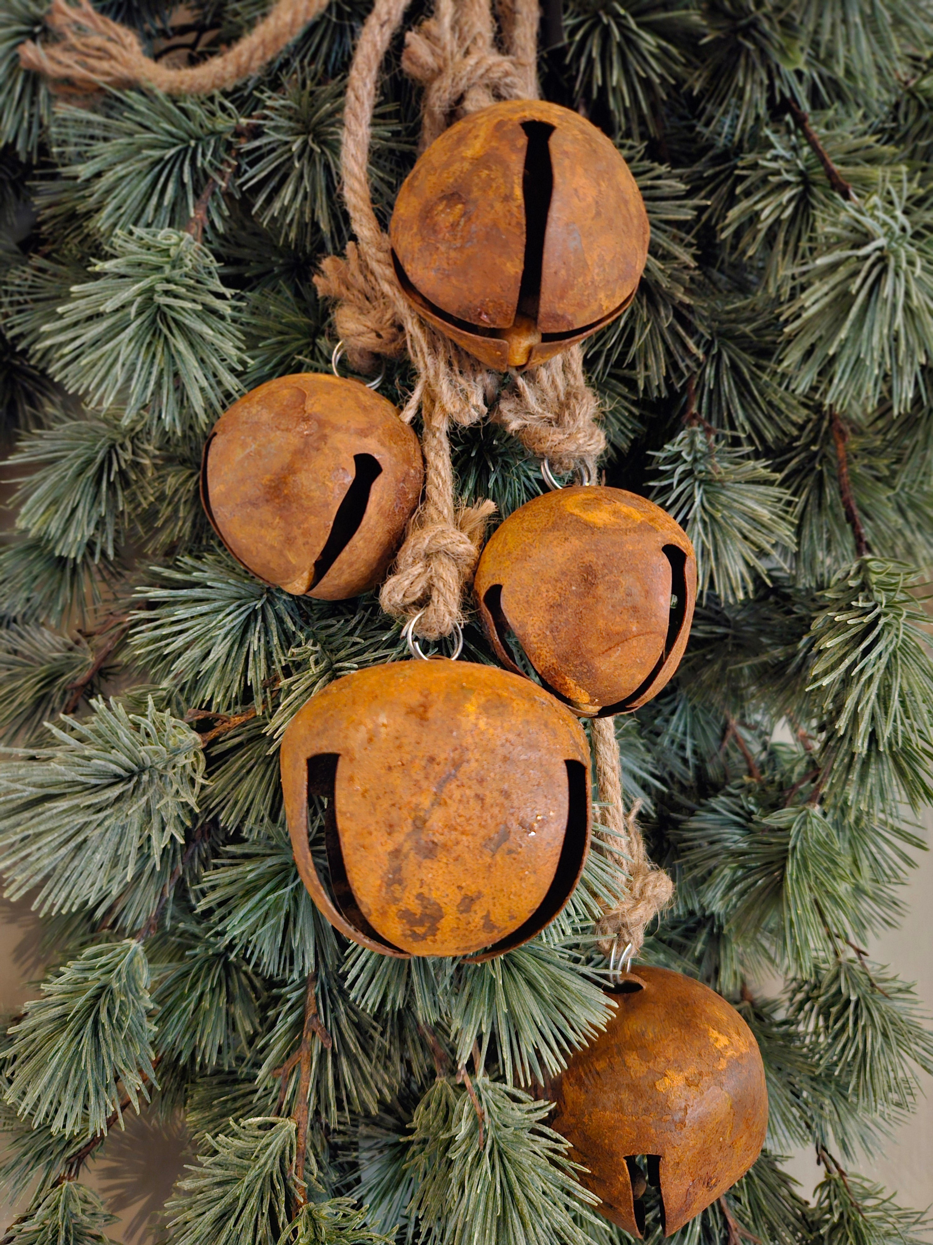 roestkleurige kerstbellen