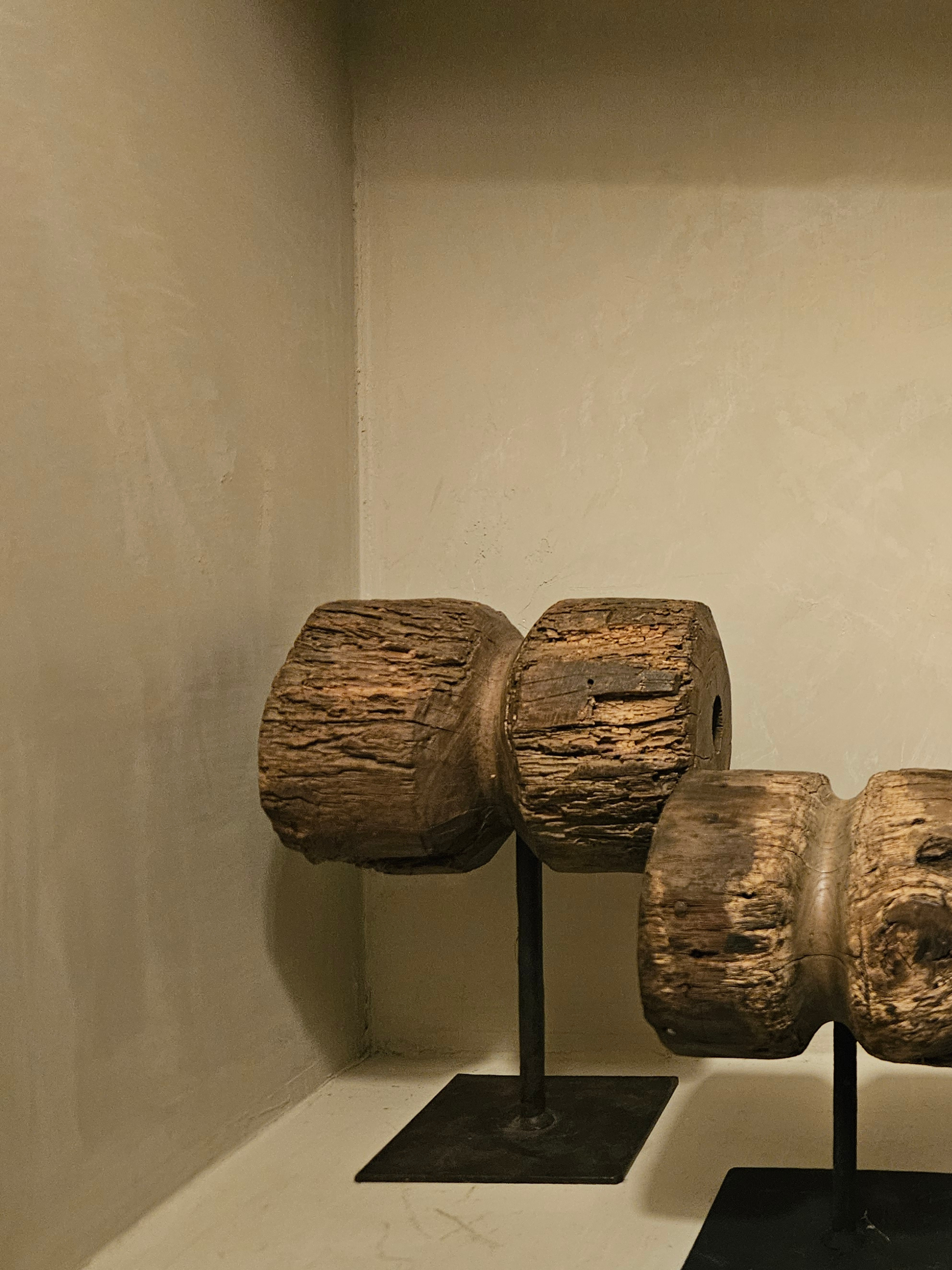 Houten katrol op standaard