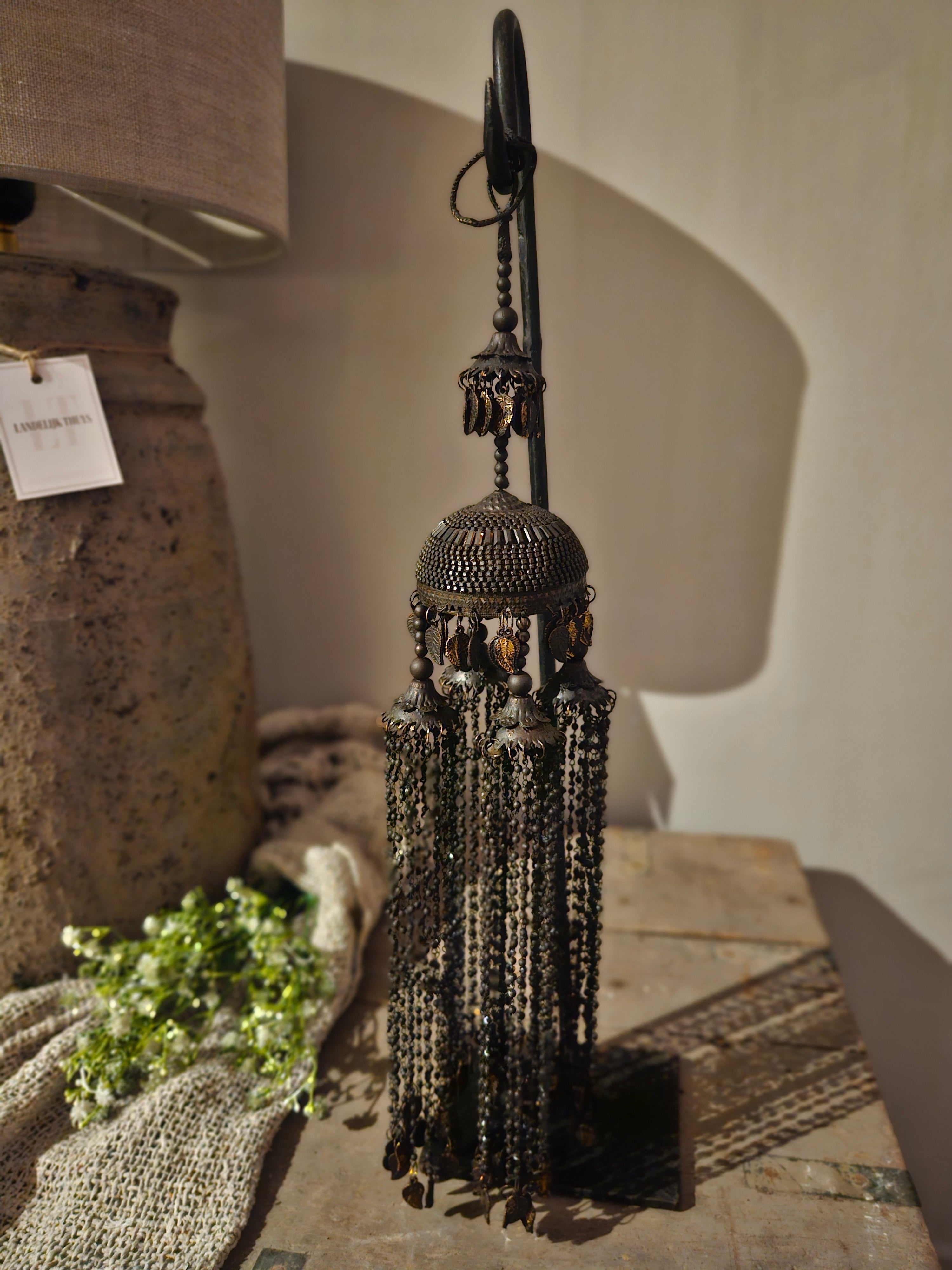 By Lou hanger op standaard