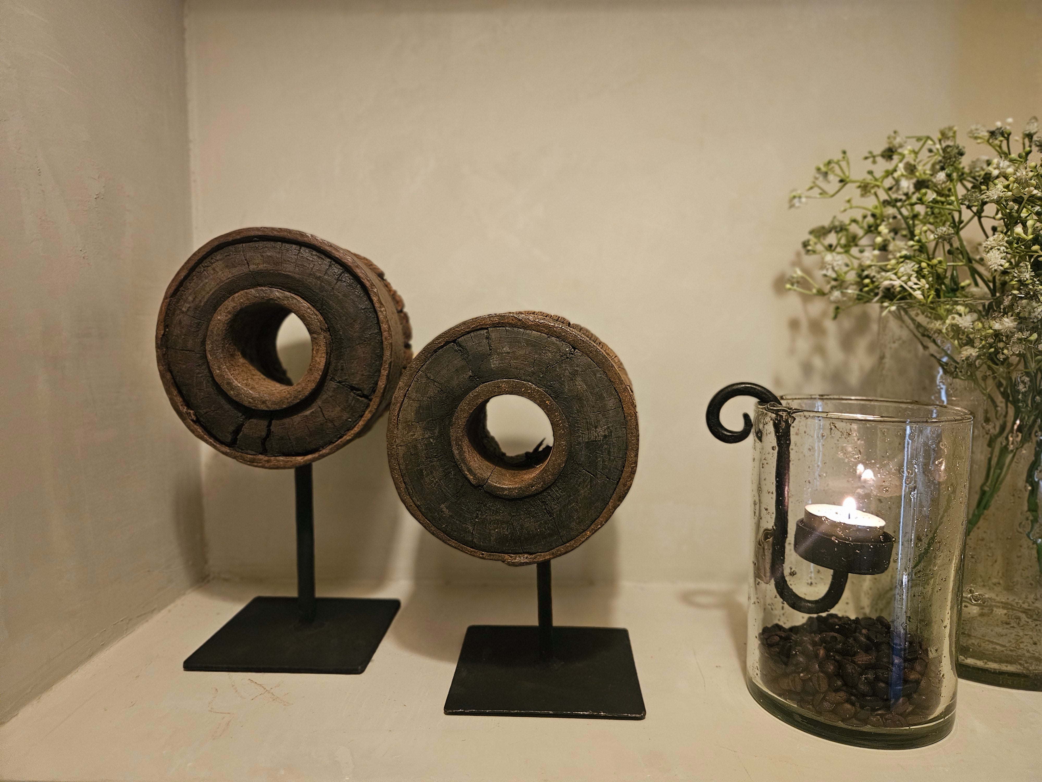 Houten ornament op standaard