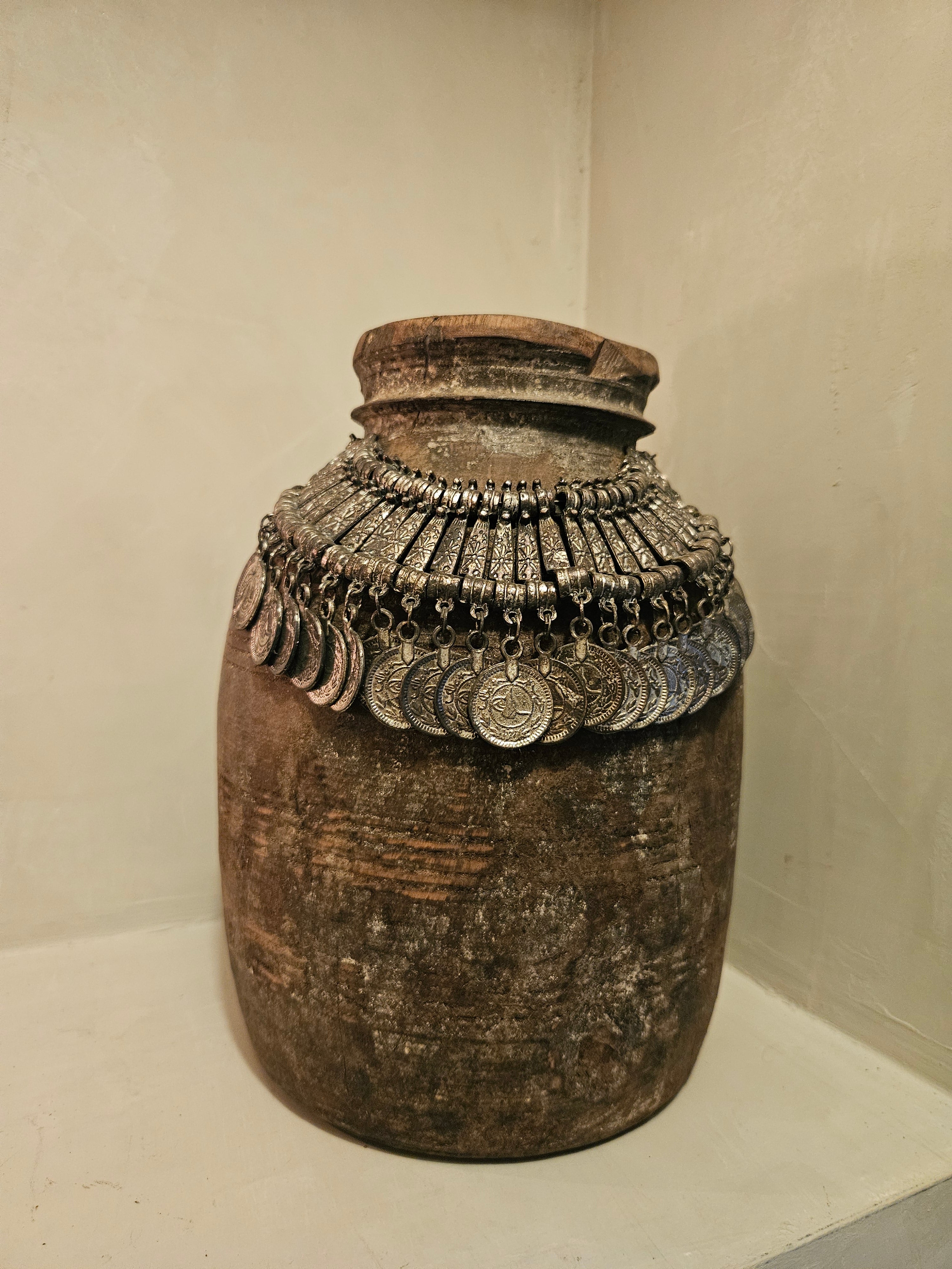 Nepalese kruik met ketting