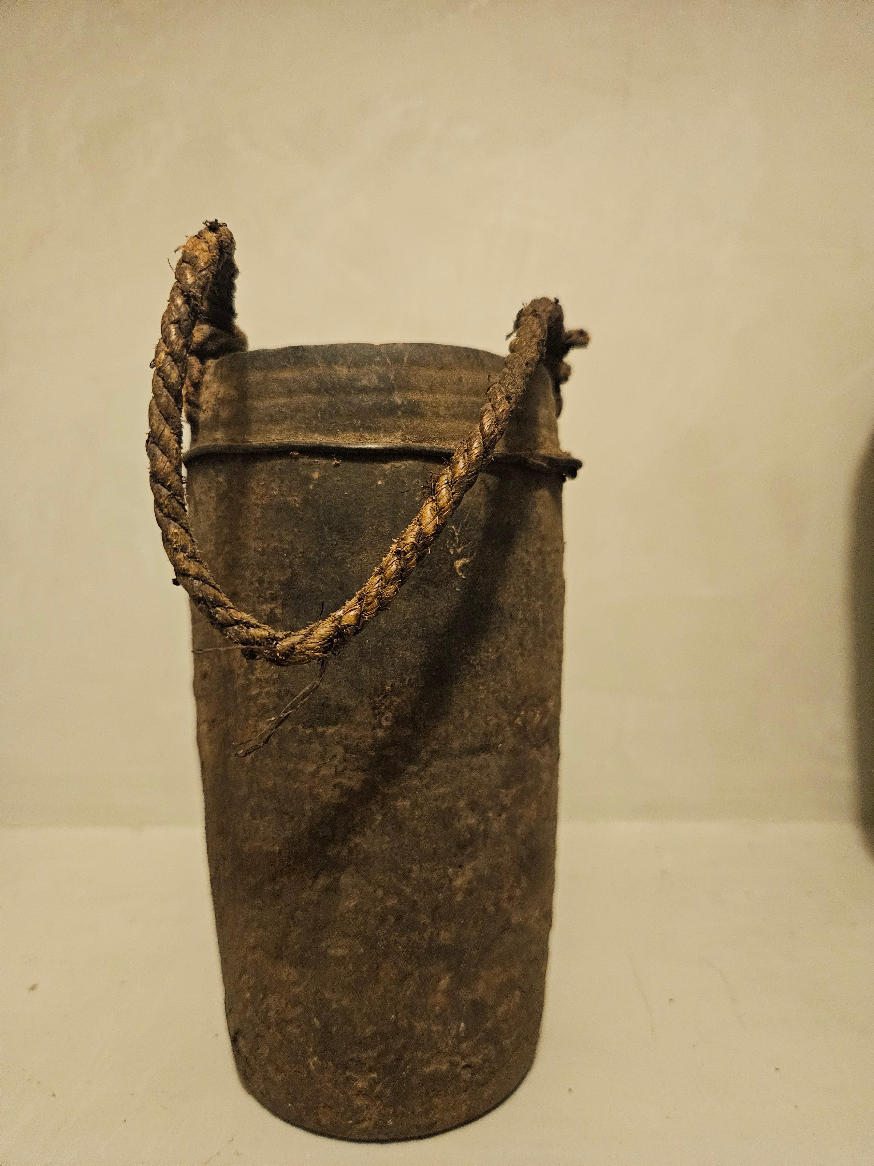 Nepalese pot met touw
