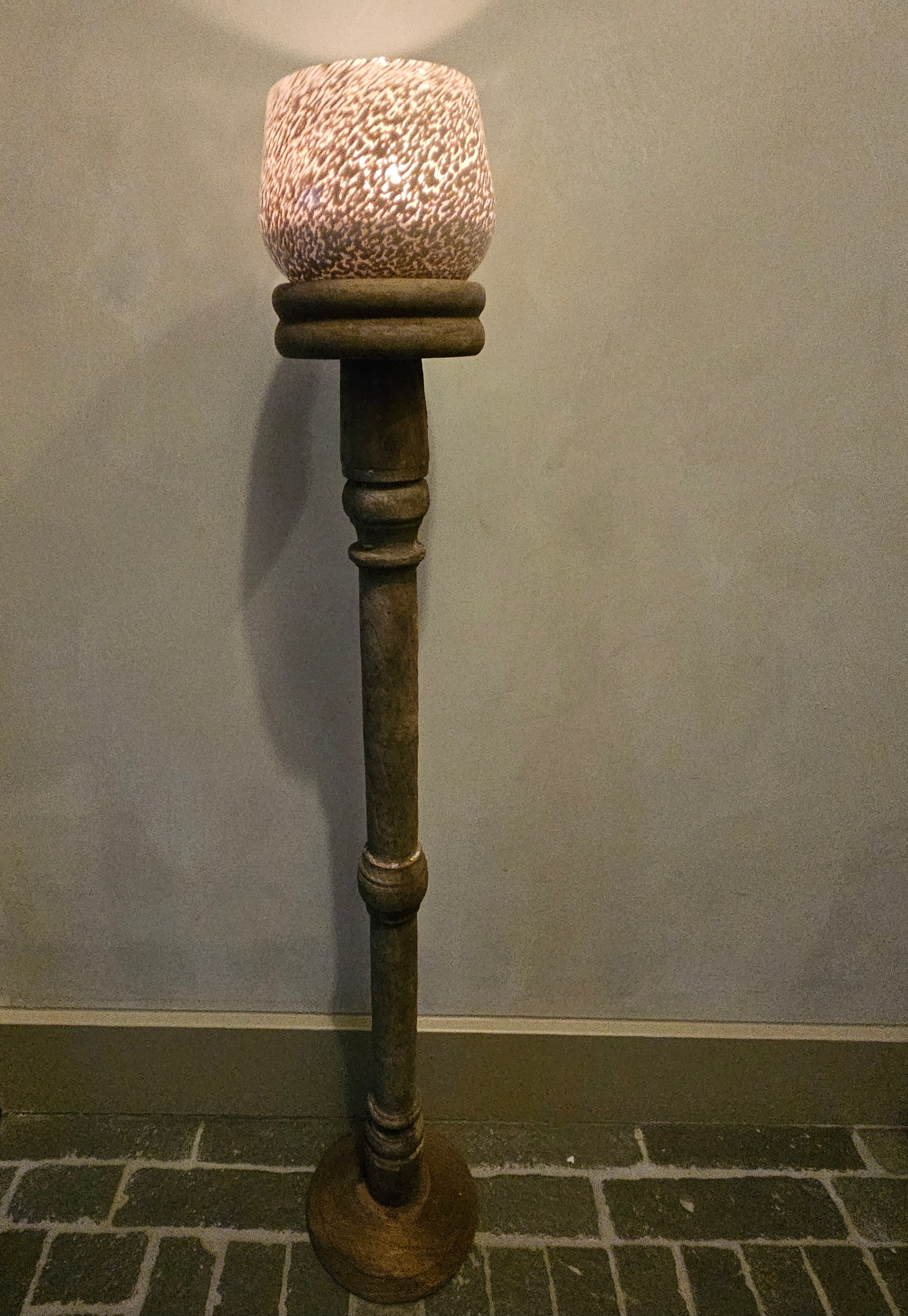Houten vloerkandelaar