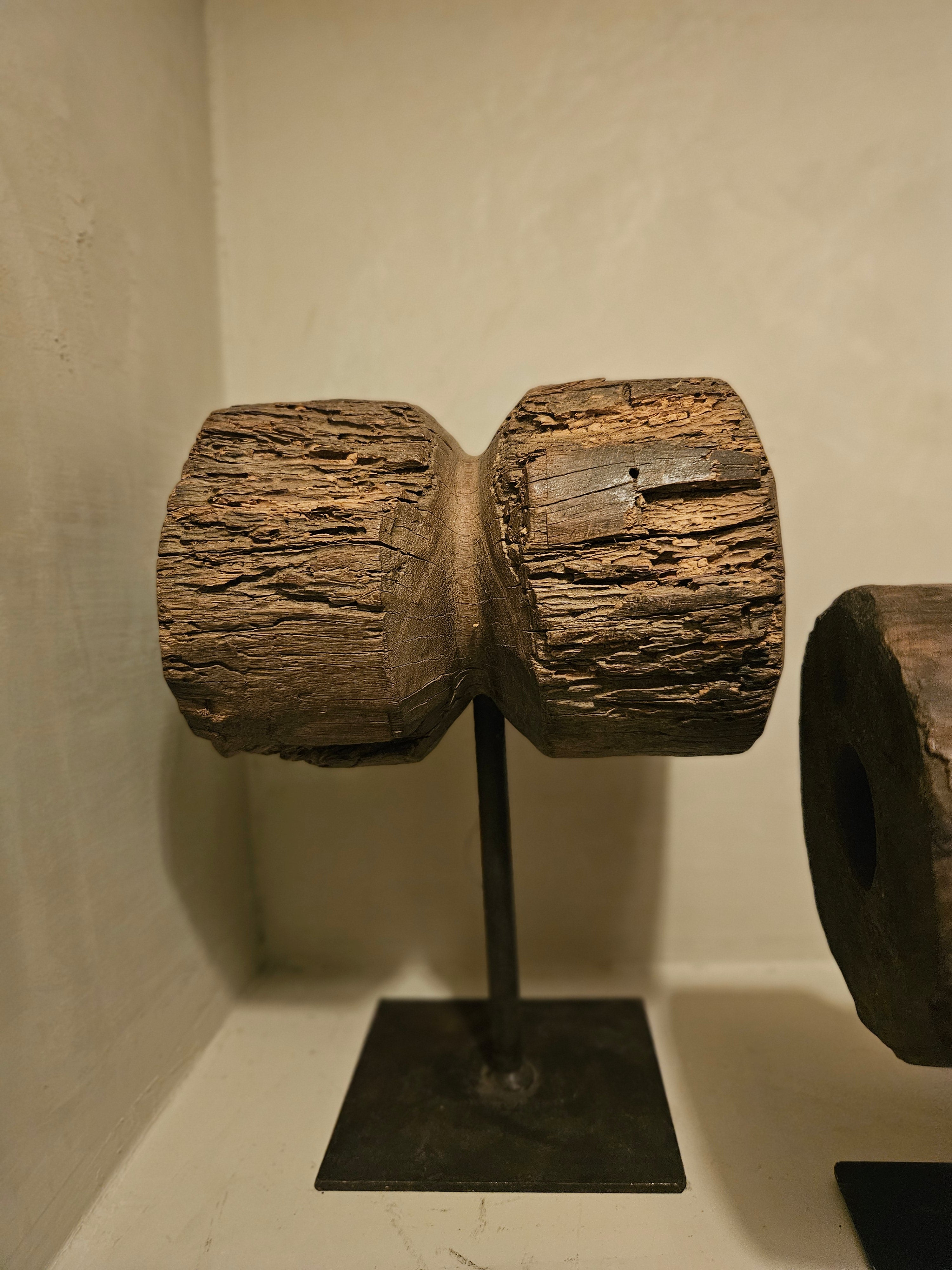 Houten ornament op standaard